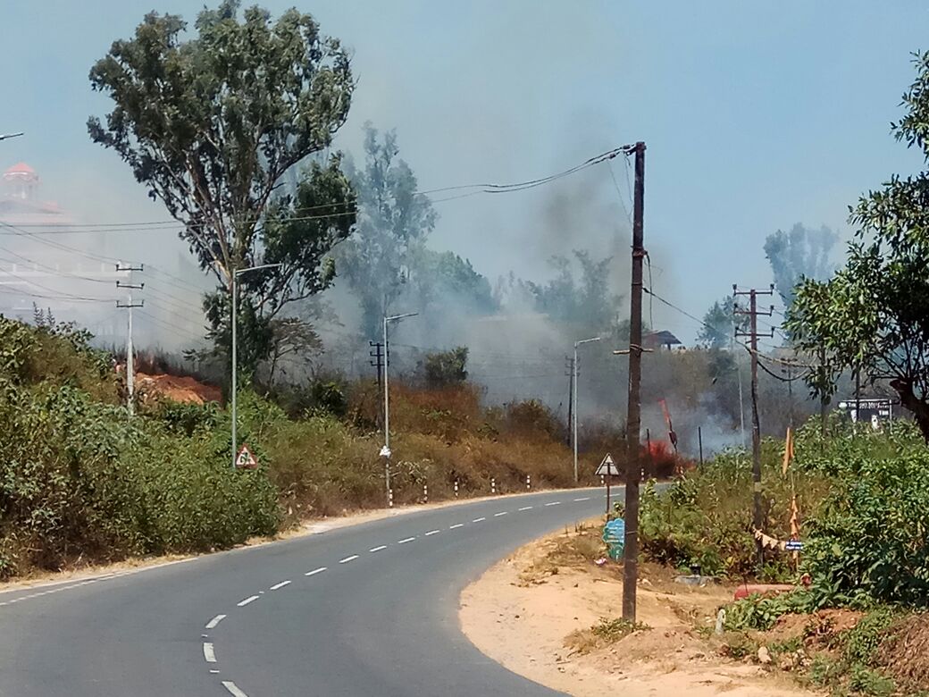 ಮಡಿಕೇರಿ: ಚೈನ್‍ಗೇಟ್ ಬಳಿ ದಟ್ಟಹೊಗೆ; ಹೆದ್ದಾರಿಯಲ್ಲಿ ಪರದಾಡಿದ ವಾಹನ ಚಾಲಕರು